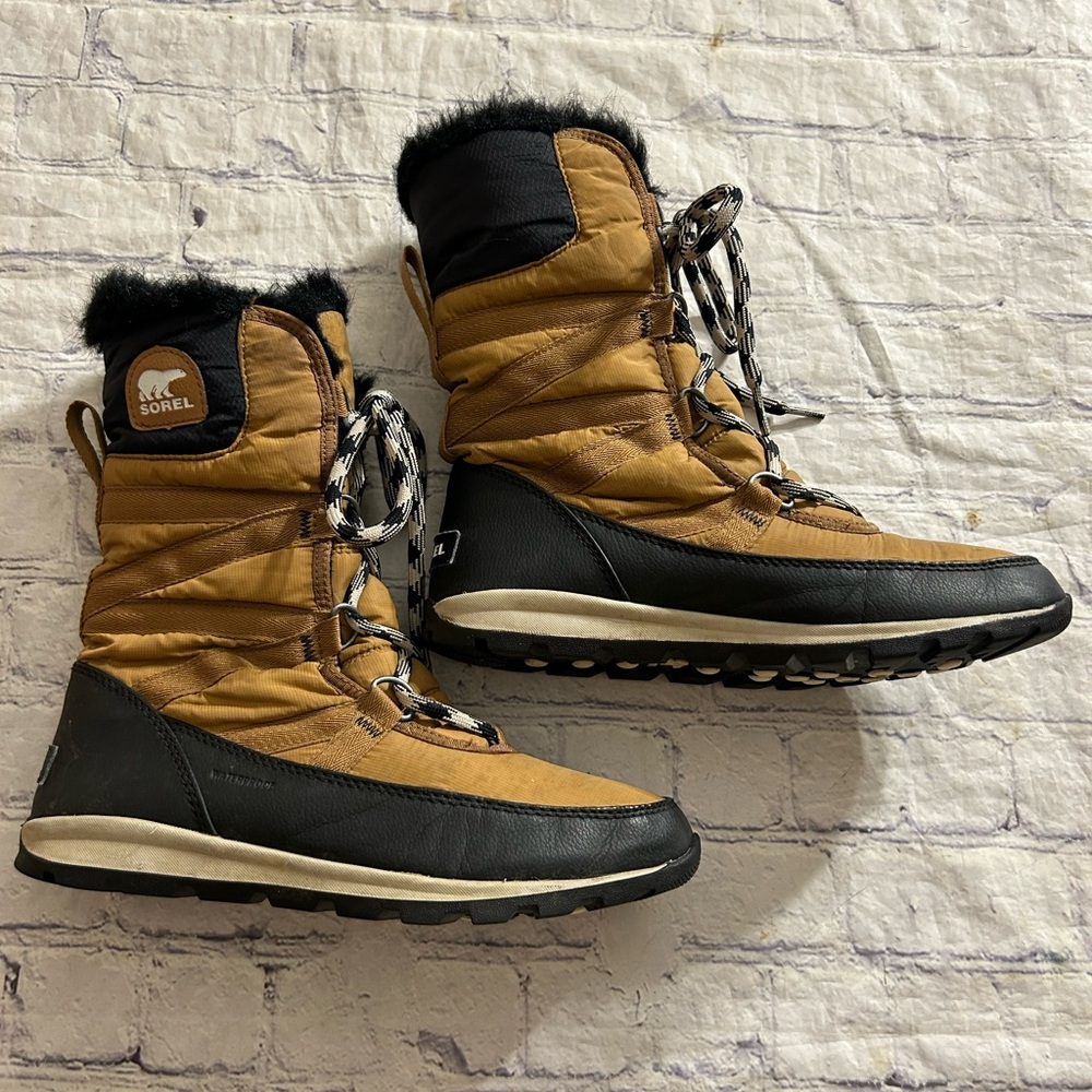 SOREL WHITNEY 11 SHORT LACE UP WATERPROOF TAN/BLACK WOMEN’S BOOTS SIZE 7